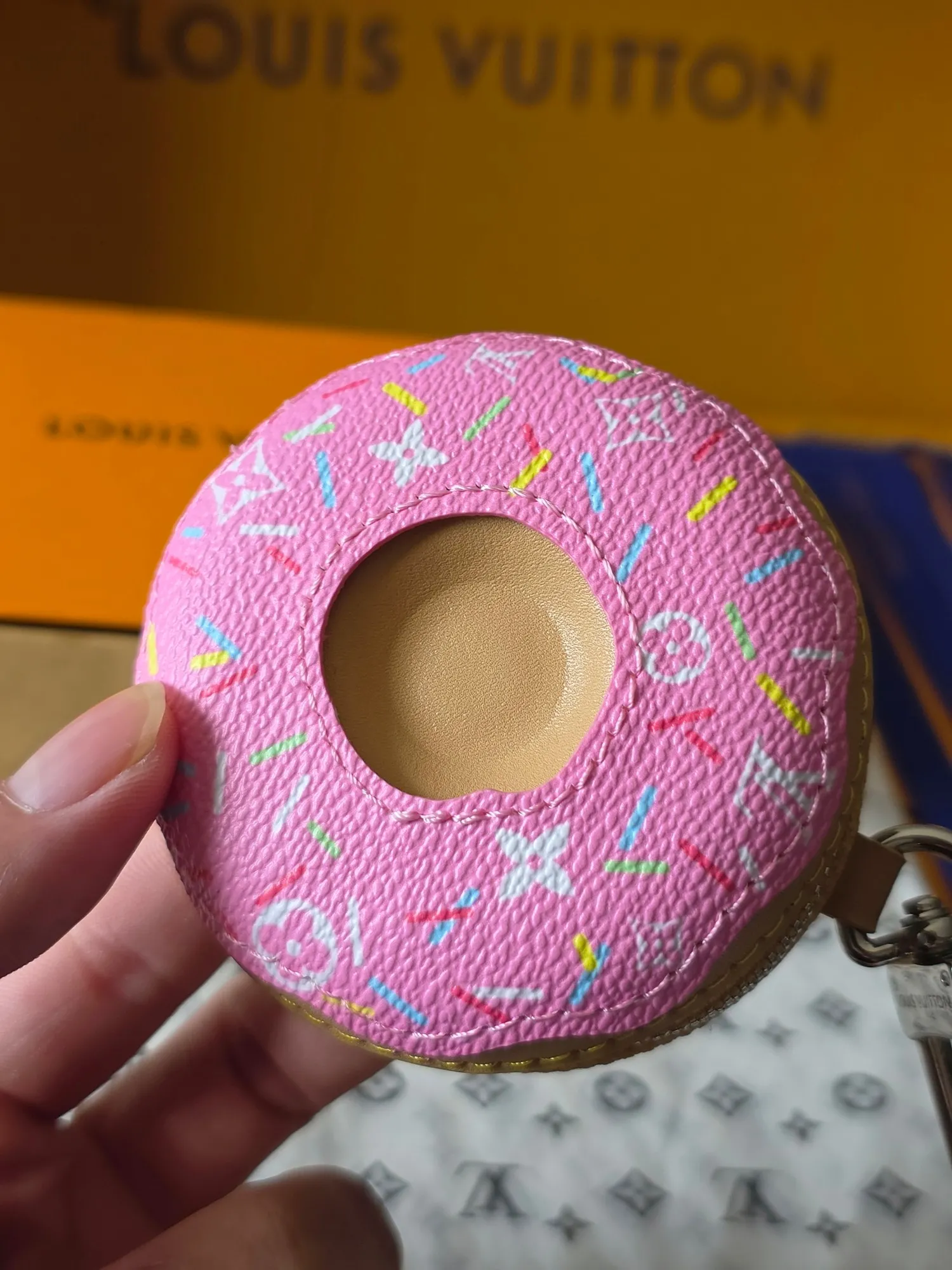 Louis Vuitton Donut handbag charm M02549 - Image 6