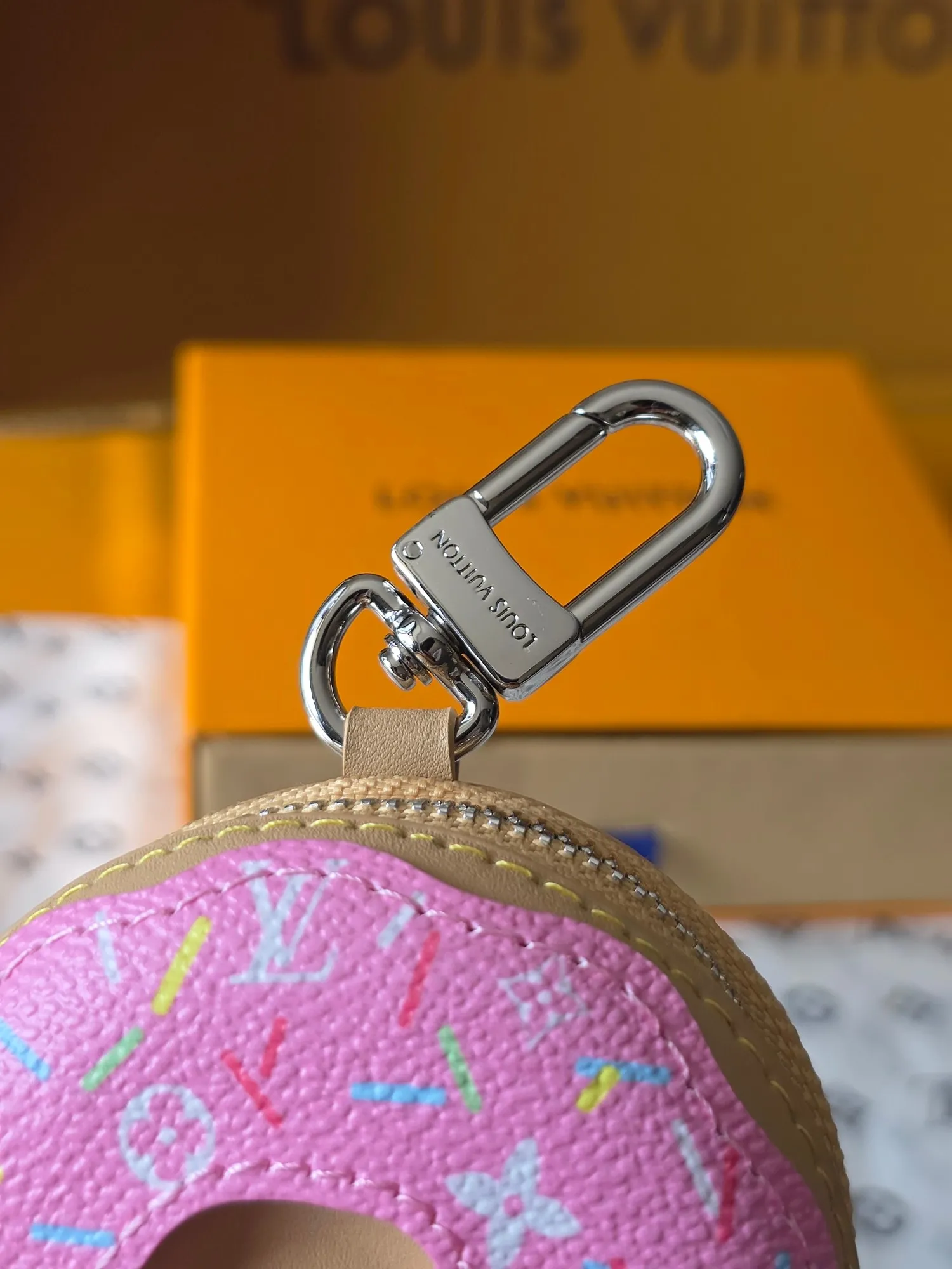Louis Vuitton Donut handbag charm M02549 - Image 7