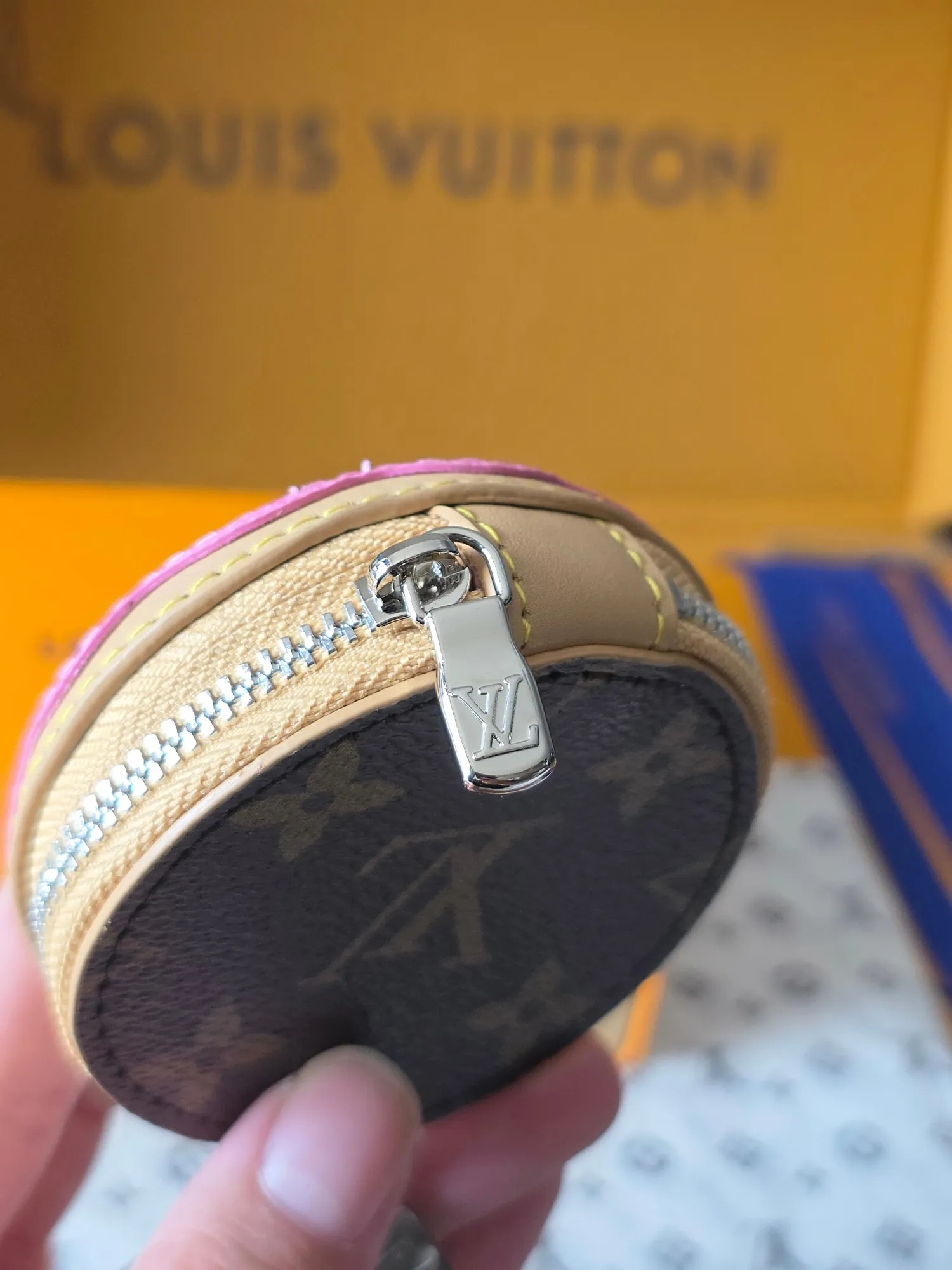 Louis Vuitton Donut handbag charm M02549 - Image 8