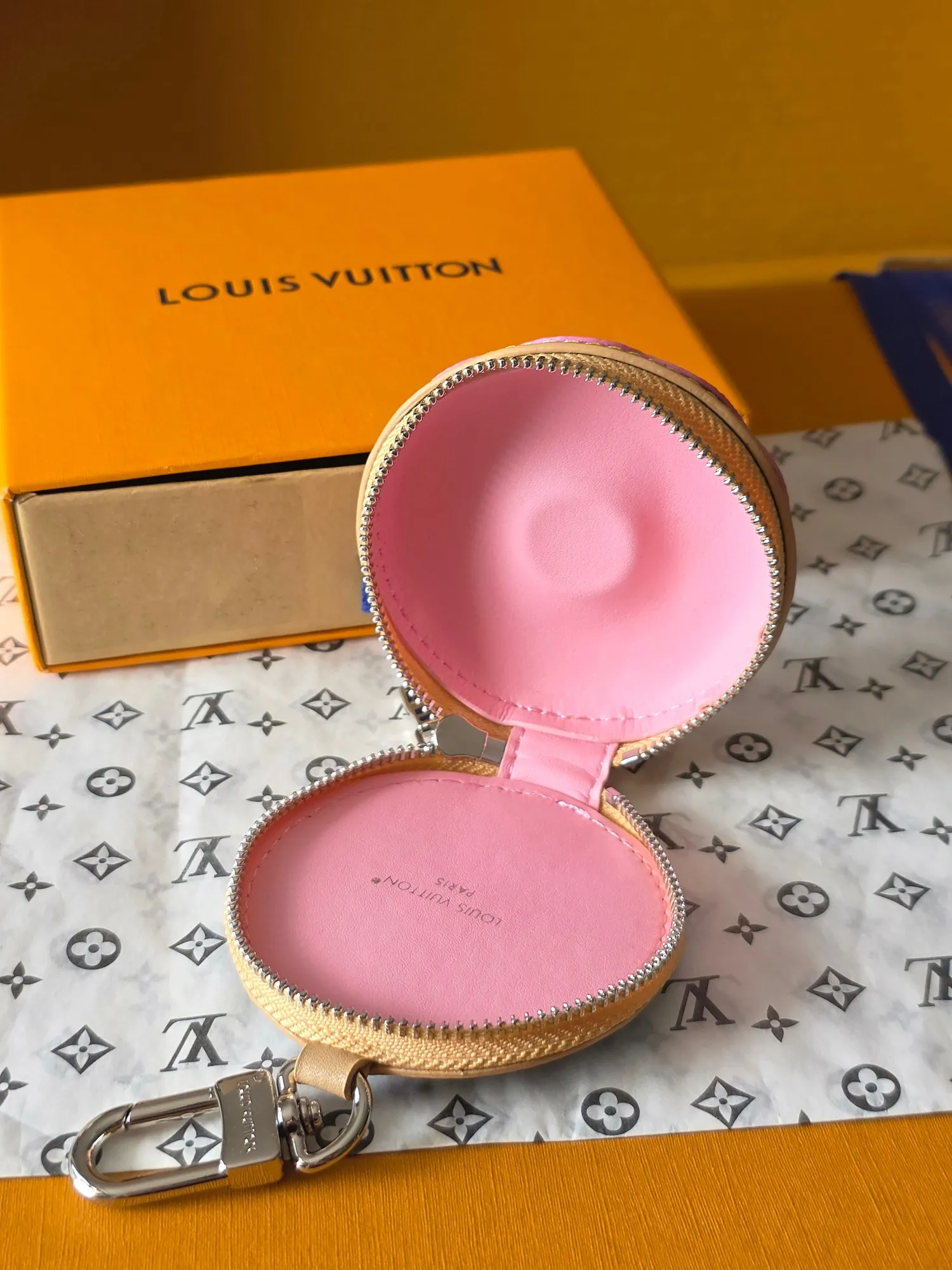 Louis Vuitton Donut handbag charm M02549 - Image 9