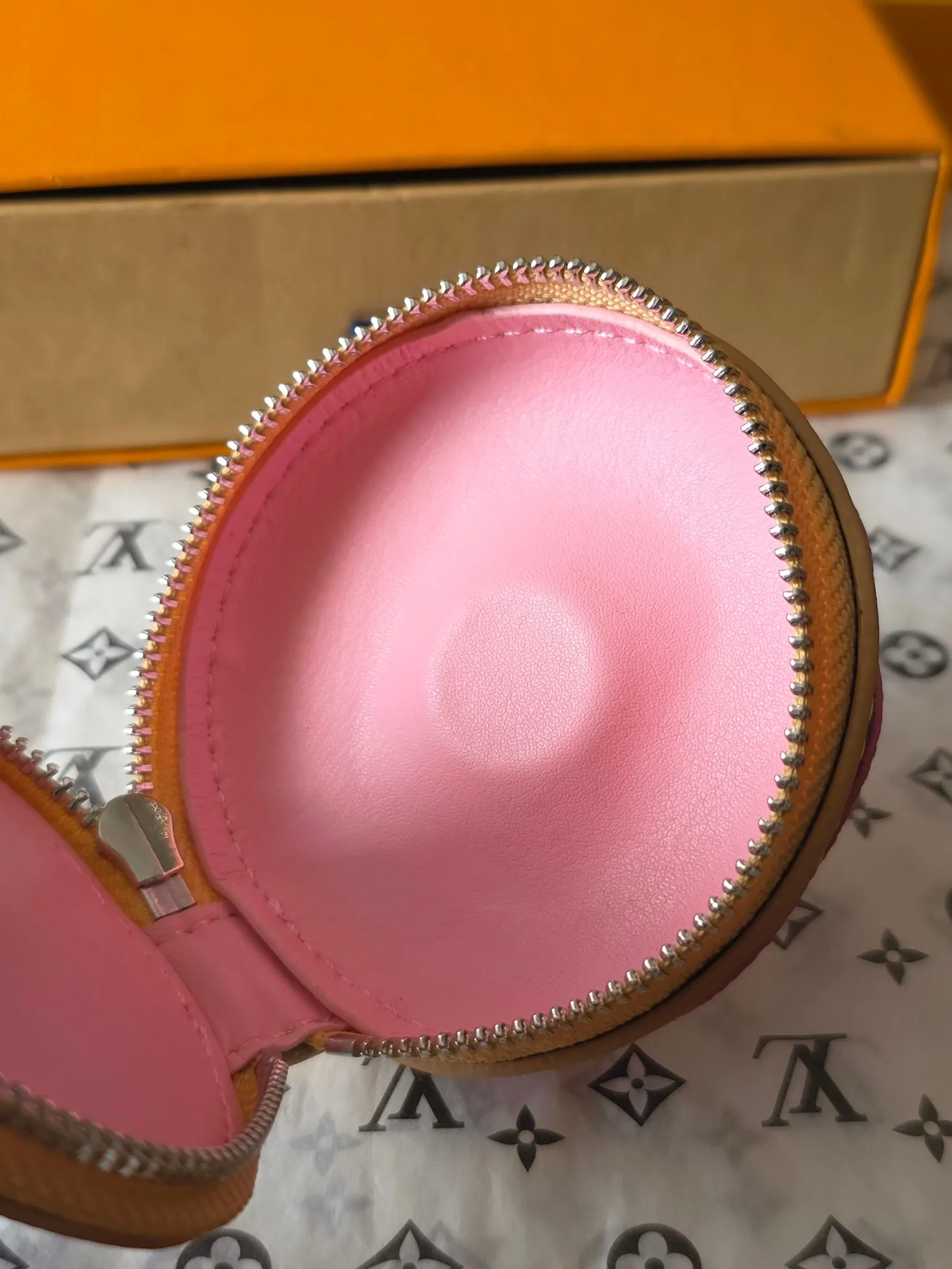 Louis Vuitton Donut handbag charm M02549 - Image 10