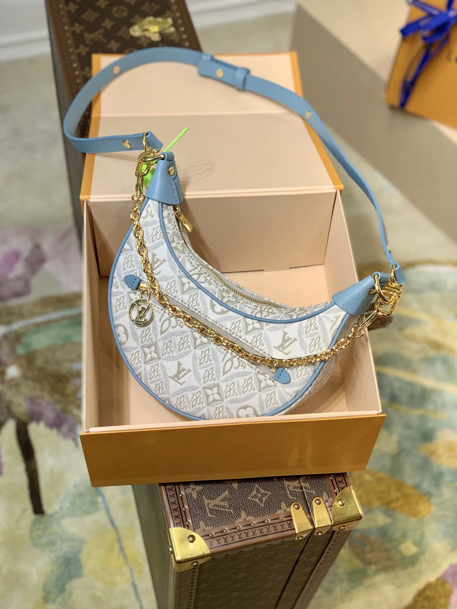 Alternative view of Louis Vuitton Loop M81094