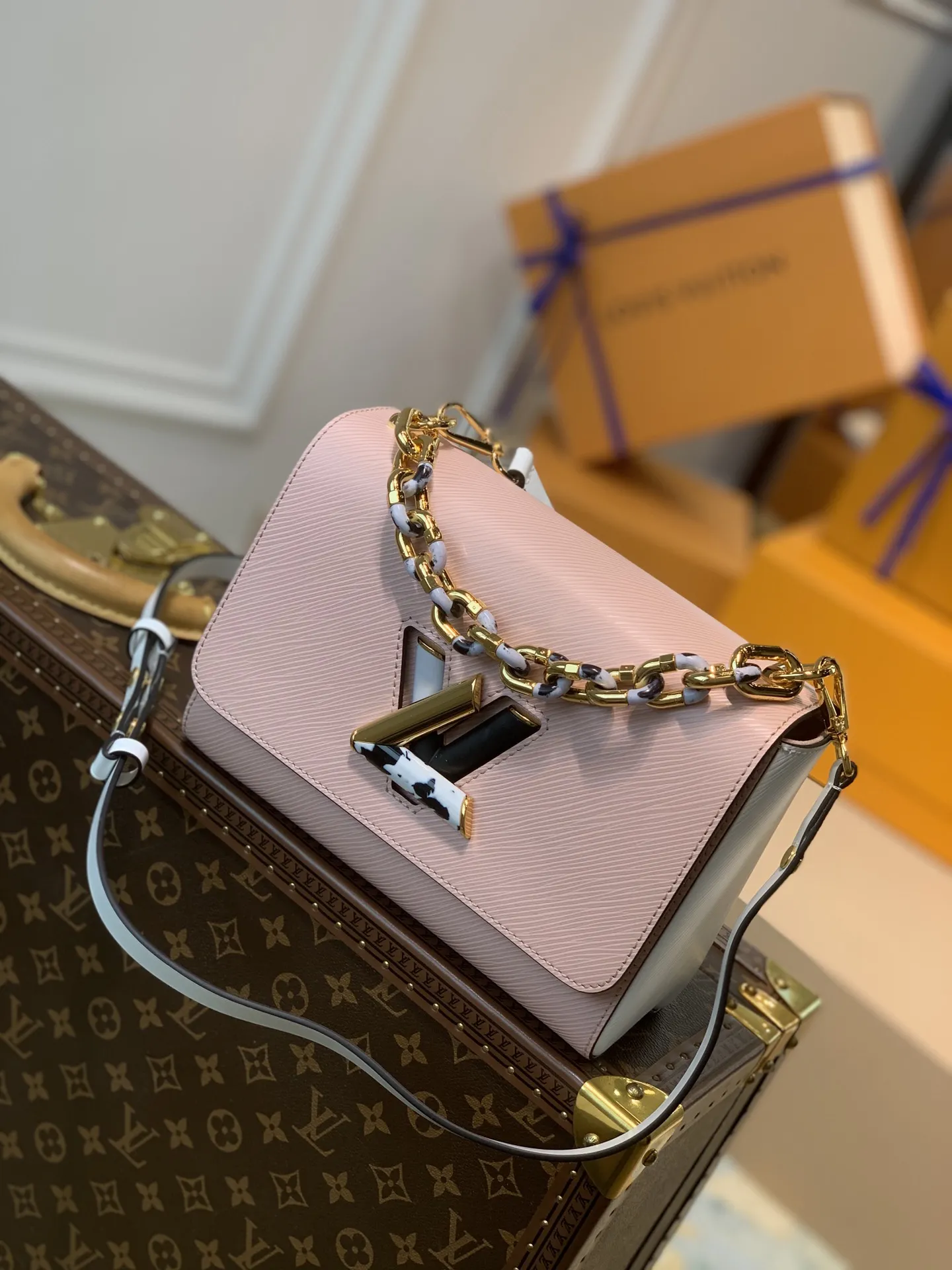 Alternative view of Louis Vuitton Twist MM M58566