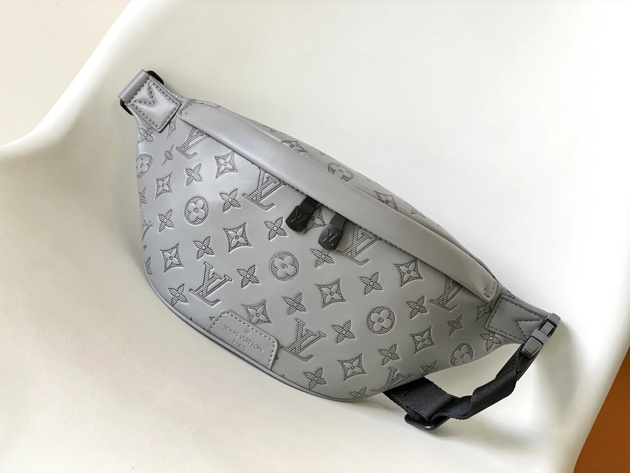 Alternative view of Louis Vuitton Discovery Bumbag M46108