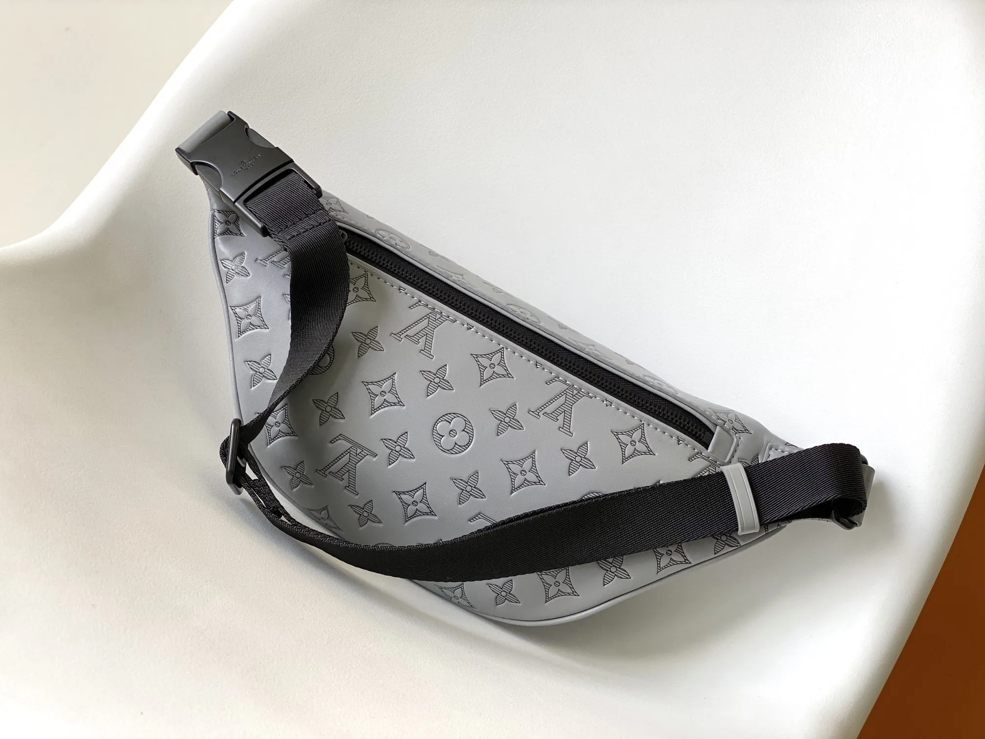 Louis Vuitton Discovery Bumbag M46108 - 图片 3