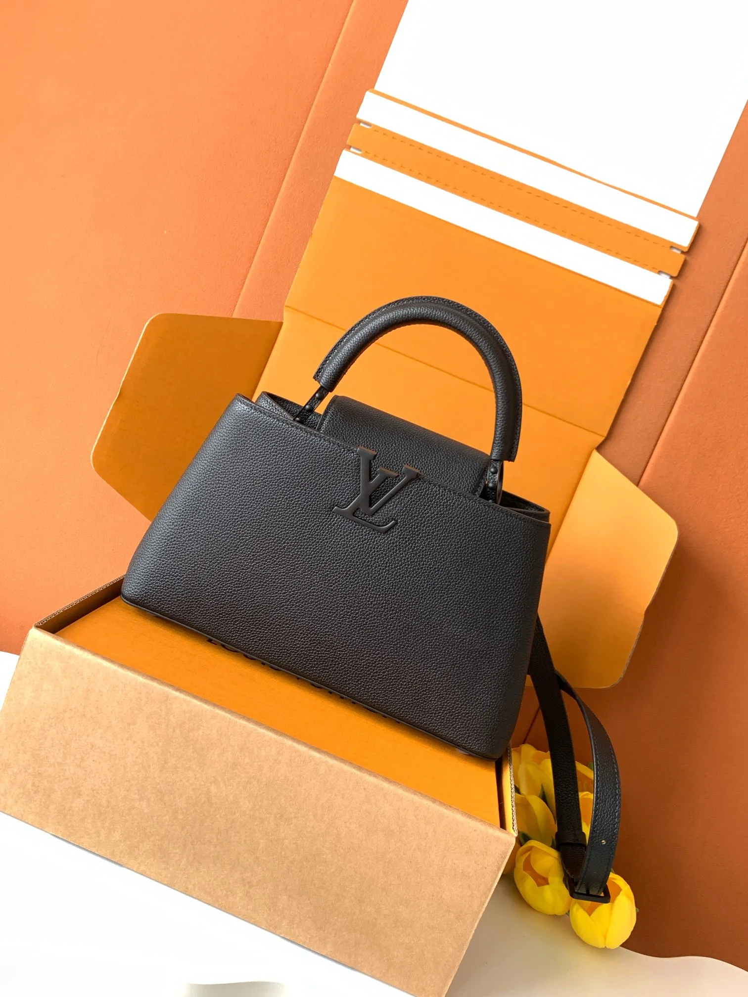 Louis Vuitton Capucines East-West MM M23947 - 图片 11