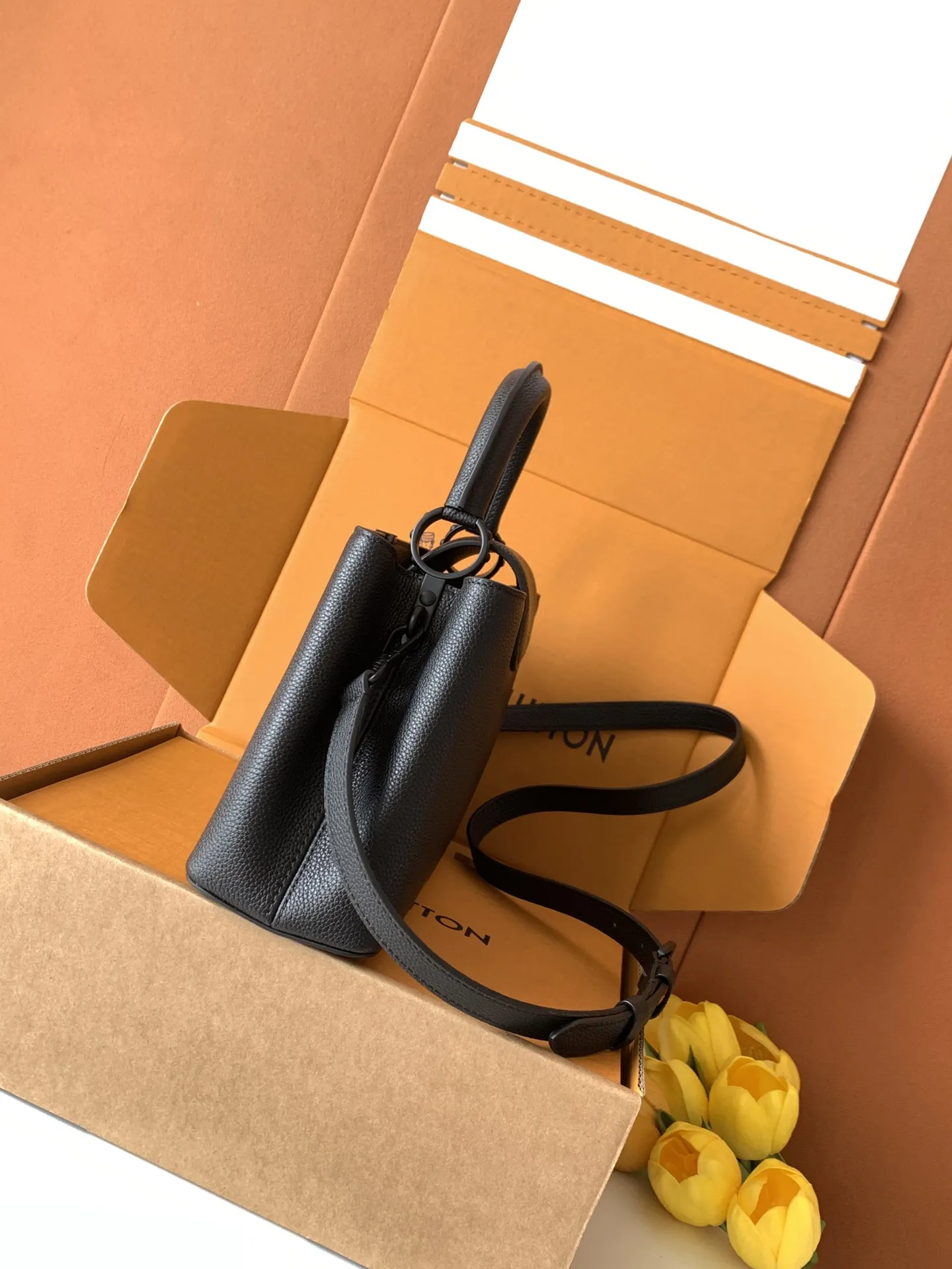 Louis Vuitton Capucines East-West MM M23947 - 图片 13