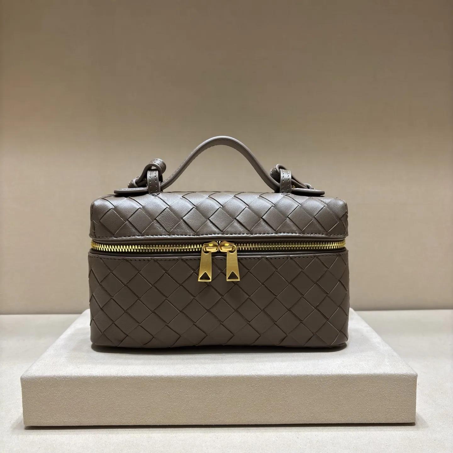 Alternative view of Bottega Veneta Bang Bang 789109