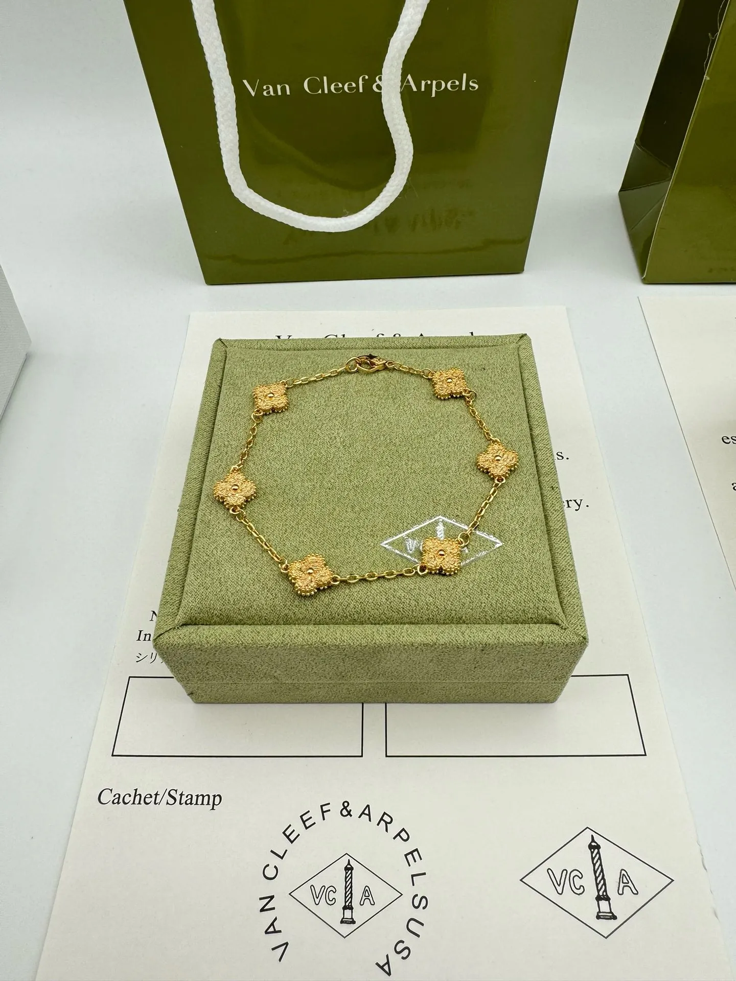 Van Cleef & Arpels Sweet Alhambra bracelet, 6 motifs VCARO8DD00 - 图片 5