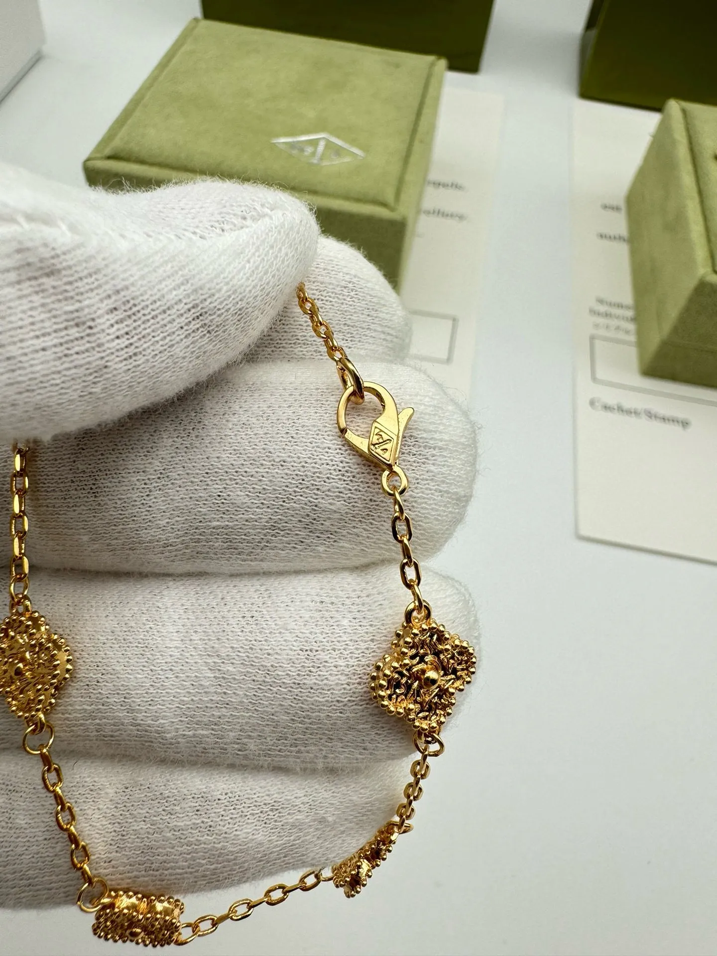 Van Cleef & Arpels Sweet Alhambra bracelet, 6 motifs VCARO8DD00 - 图片 7