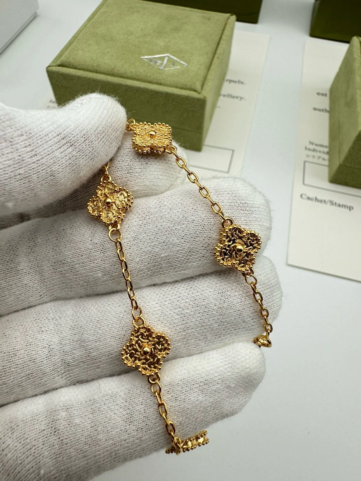 Van Cleef & Arpels Sweet Alhambra bracelet, 6 motifs VCARO8DD00 - 图片 8
