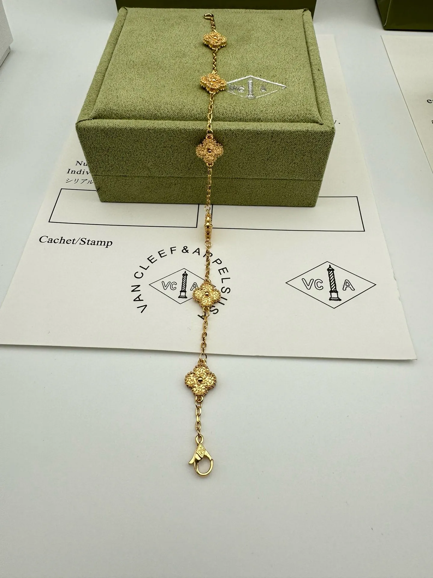Van Cleef & Arpels Sweet Alhambra bracelet, 6 motifs VCARO8DD00 - 图片 10