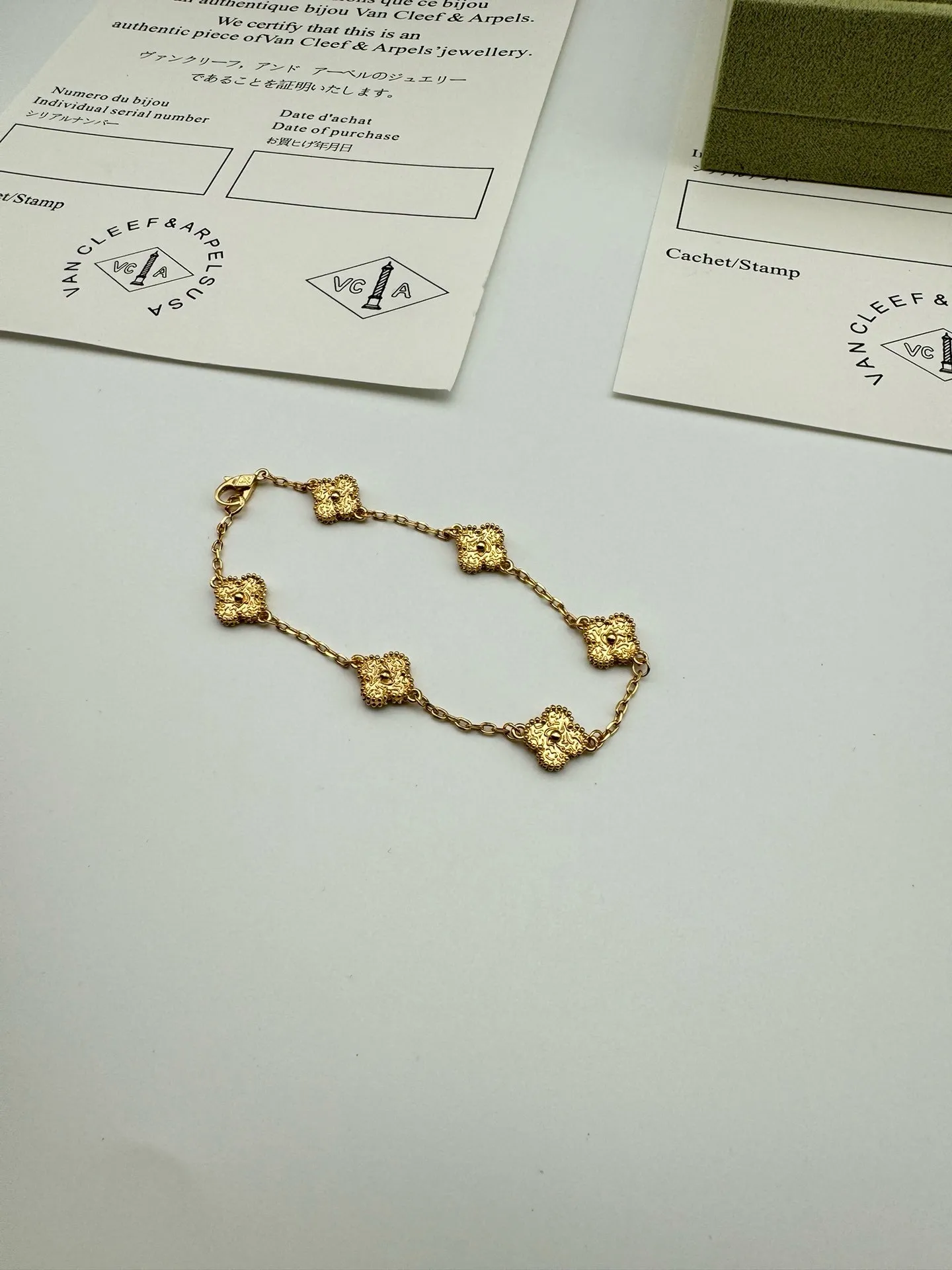 Van Cleef & Arpels Sweet Alhambra bracelet, 6 motifs VCARO8DD00 - 图片 12