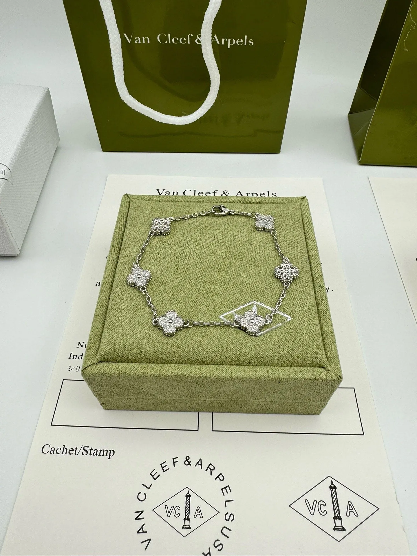 Van Cleef & Arpels Sweet Alhambra bracelet, 6 motifs VCARO85700 - 图片 6