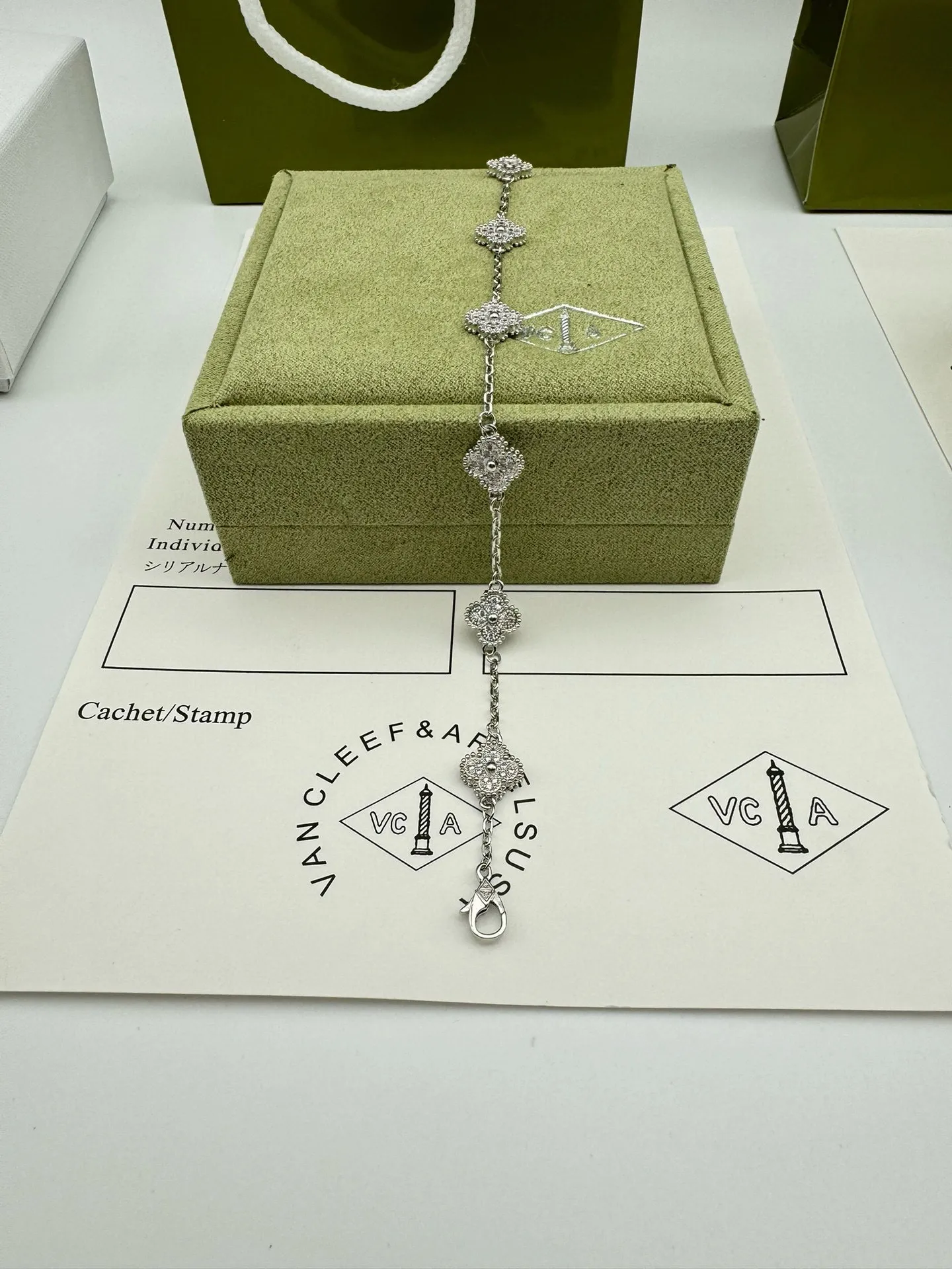 Van Cleef & Arpels Sweet Alhambra bracelet, 6 motifs VCARO85700 - 图片 9