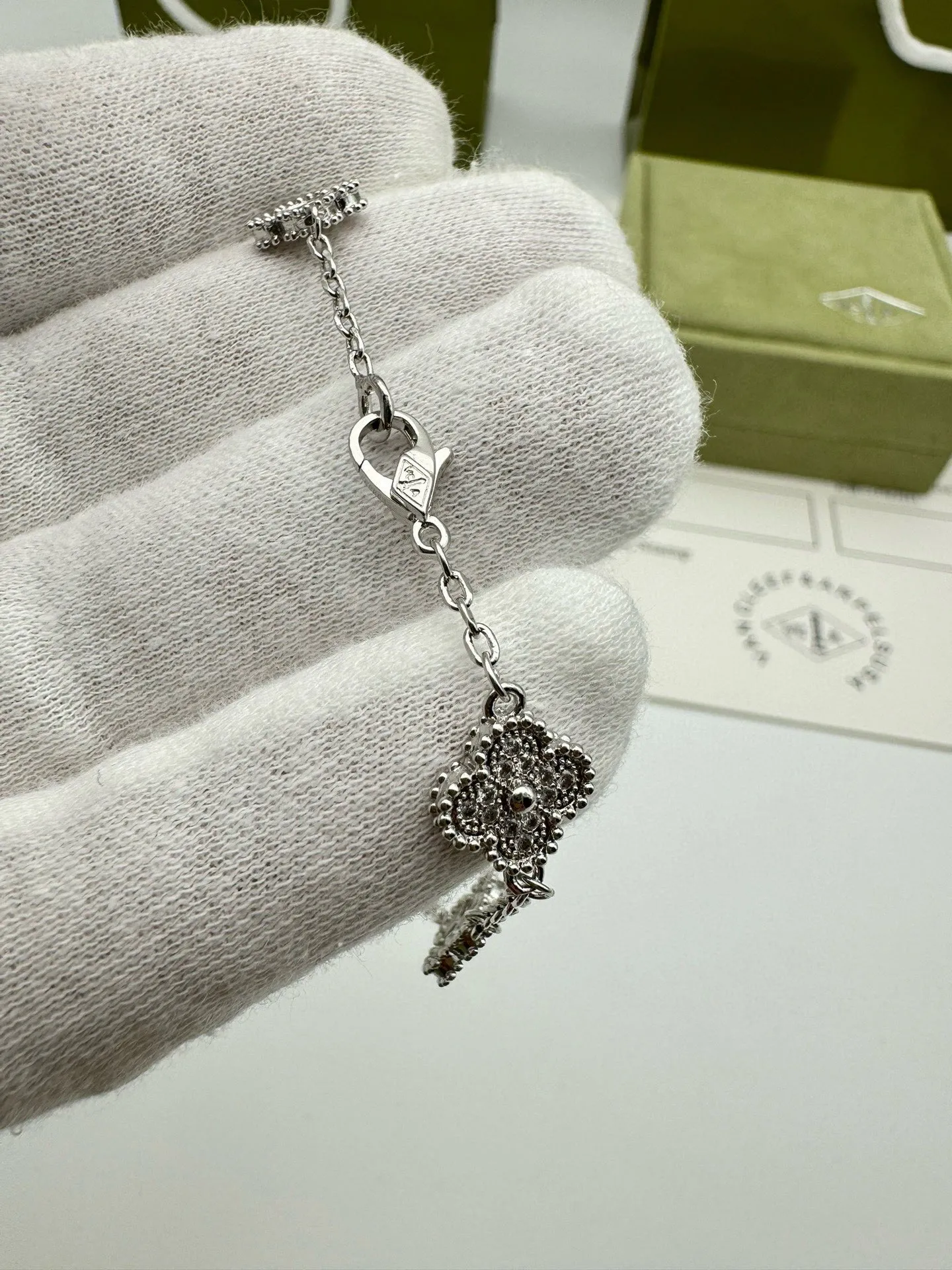Van Cleef & Arpels Sweet Alhambra bracelet, 6 motifs VCARO85700 - 图片 15