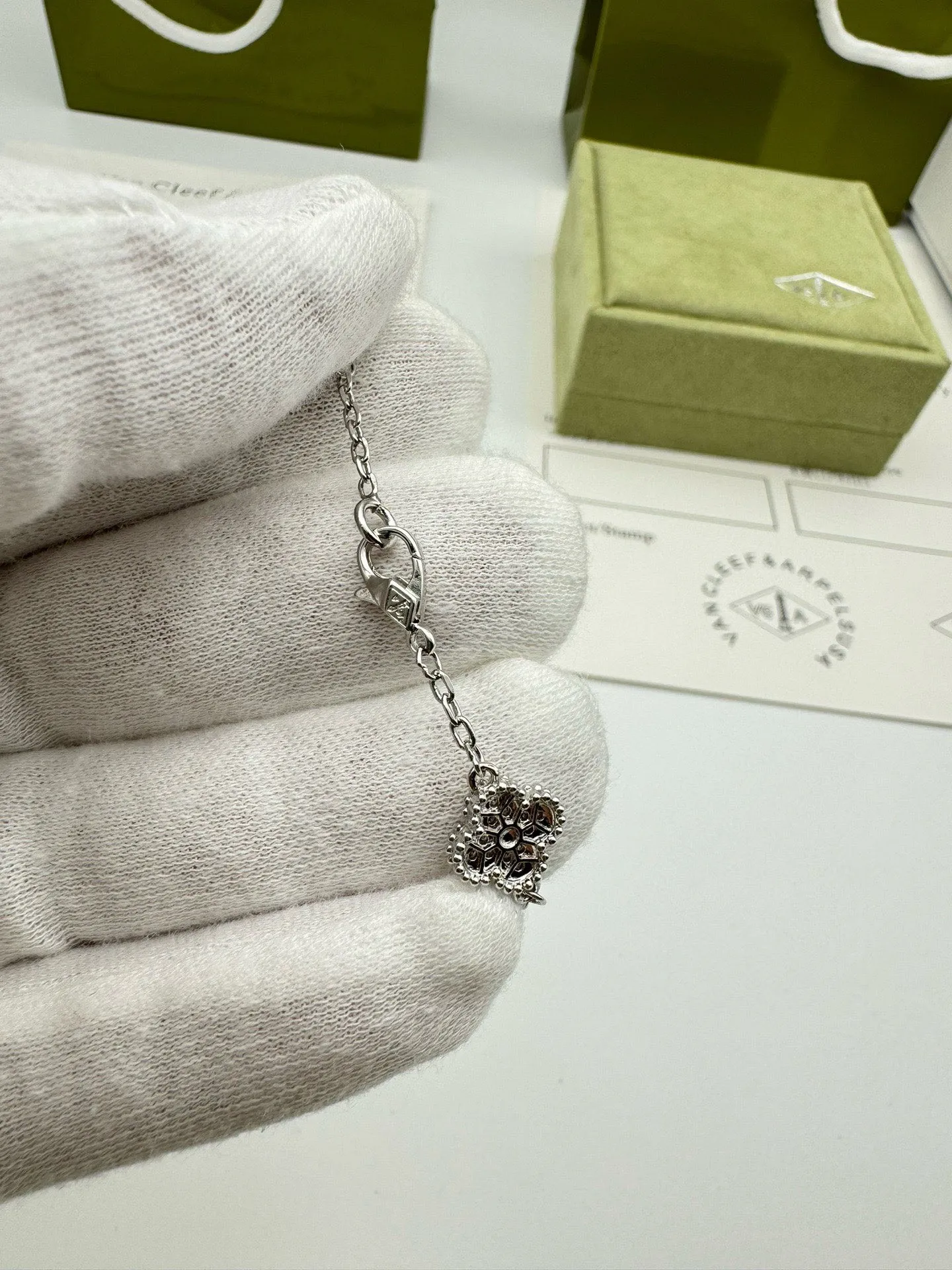 Van Cleef & Arpels Sweet Alhambra bracelet, 6 motifs VCARO85700 - 图片 16