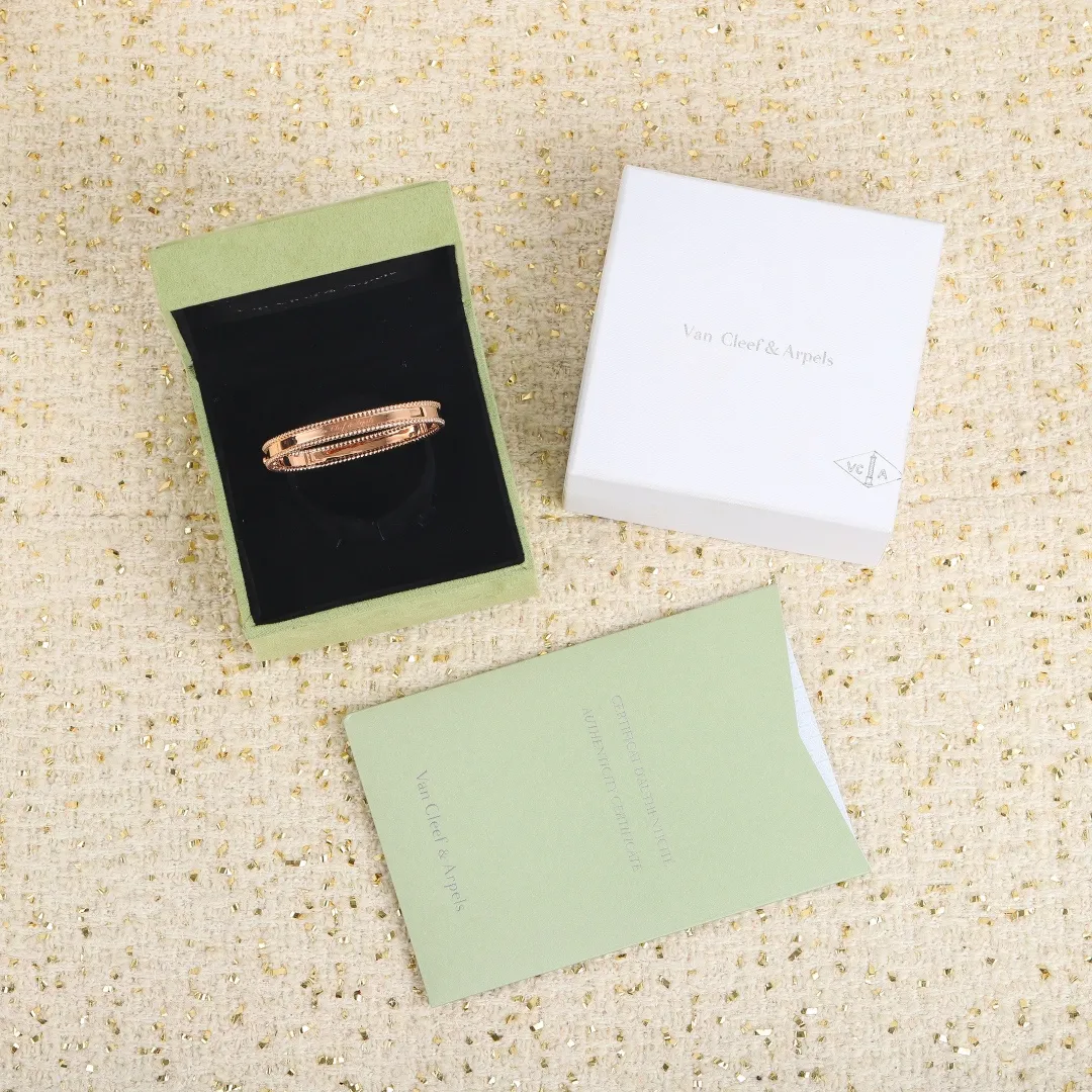 Alternative view of Van Cleef & Arpels Perlée signature bracelet, medium model VCARP3K700