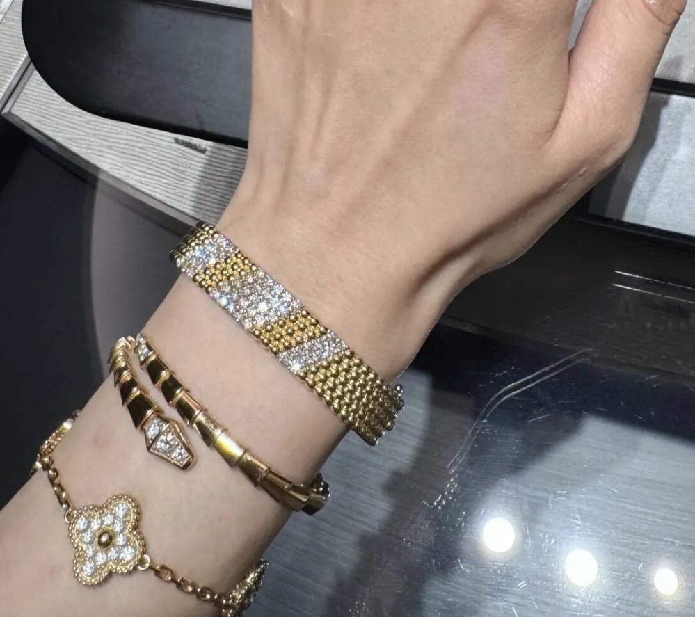 Alternative view of Van Cleef & Arpels Perlée diamonds bracelet, 5 rows, medium model VCARPFYE00