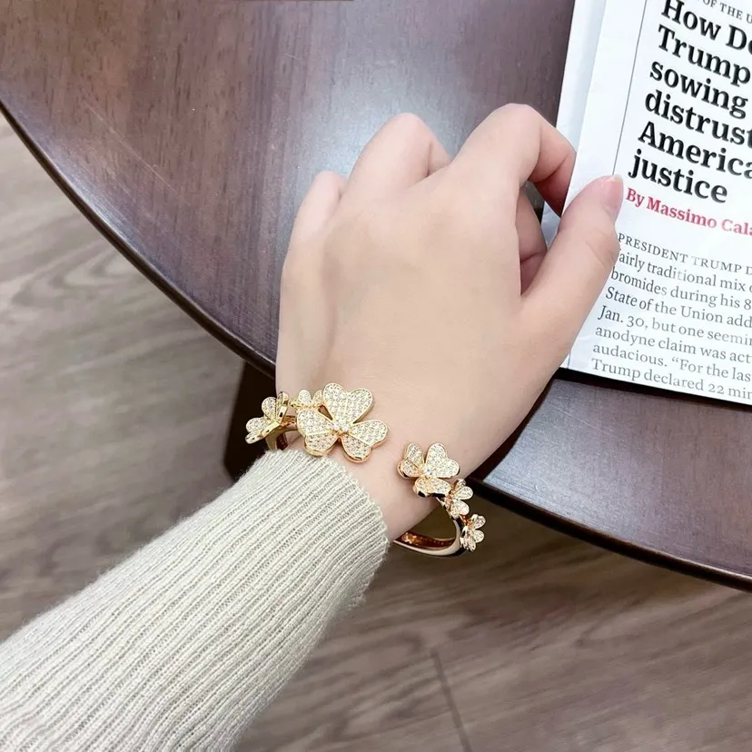 Van Cleef & Arpels Frivole bracelet, 7 flowers, medium model VCARPDYB00 - Image 7