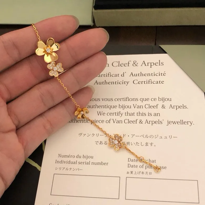 Van Cleef & Arpels Frivole bracelet, 5 flowers VCARP3W400 - Image 6