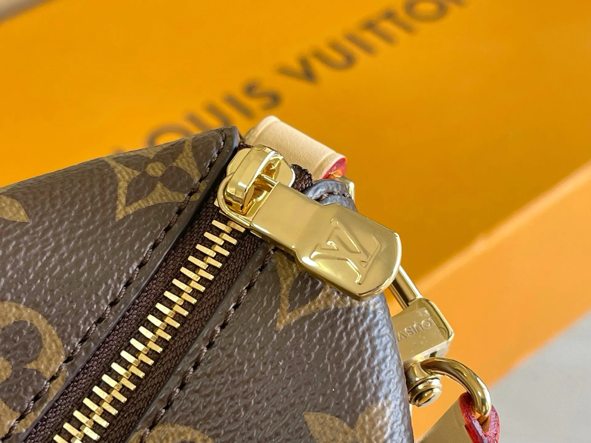 Alternative view of Louis Vuitton Multipass M27825