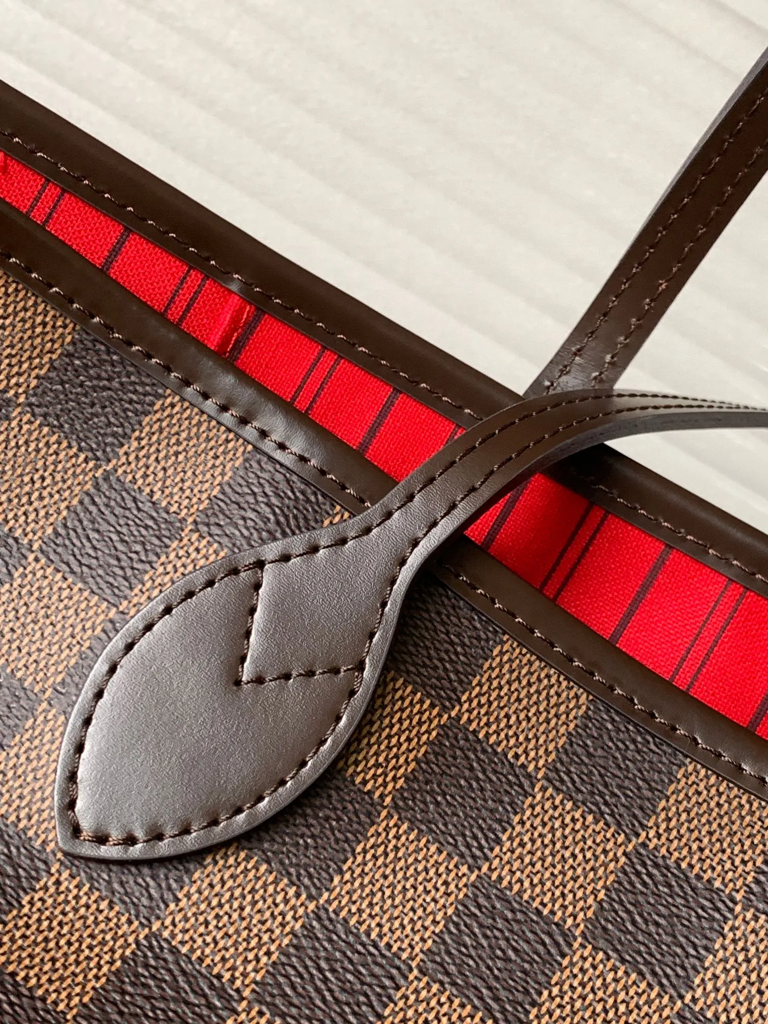 Louis Vuitton Neverfull MM Tote Bag Damier Ebene Canvas with Red Interior - 图片 5