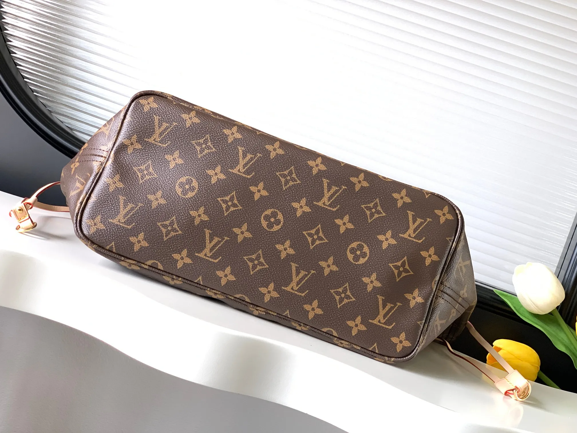 Louis Vuitton Neverfull MM Tote Bag Monogram Canvas with Red Interior - 图片 4