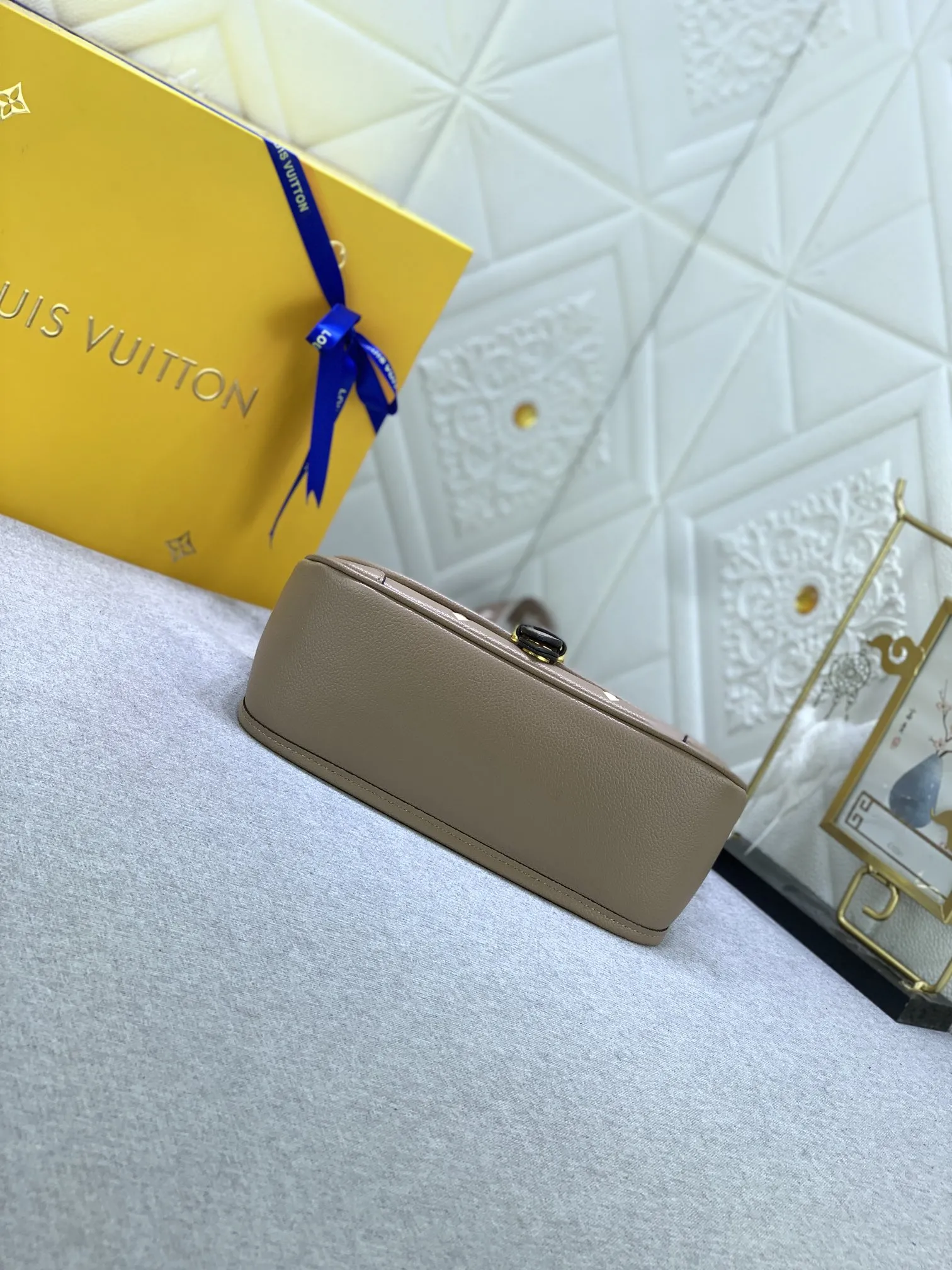 Louis Vuitton Diane Bag Monogram Empreinte Tourterelle Leather White Letter - 图片 4