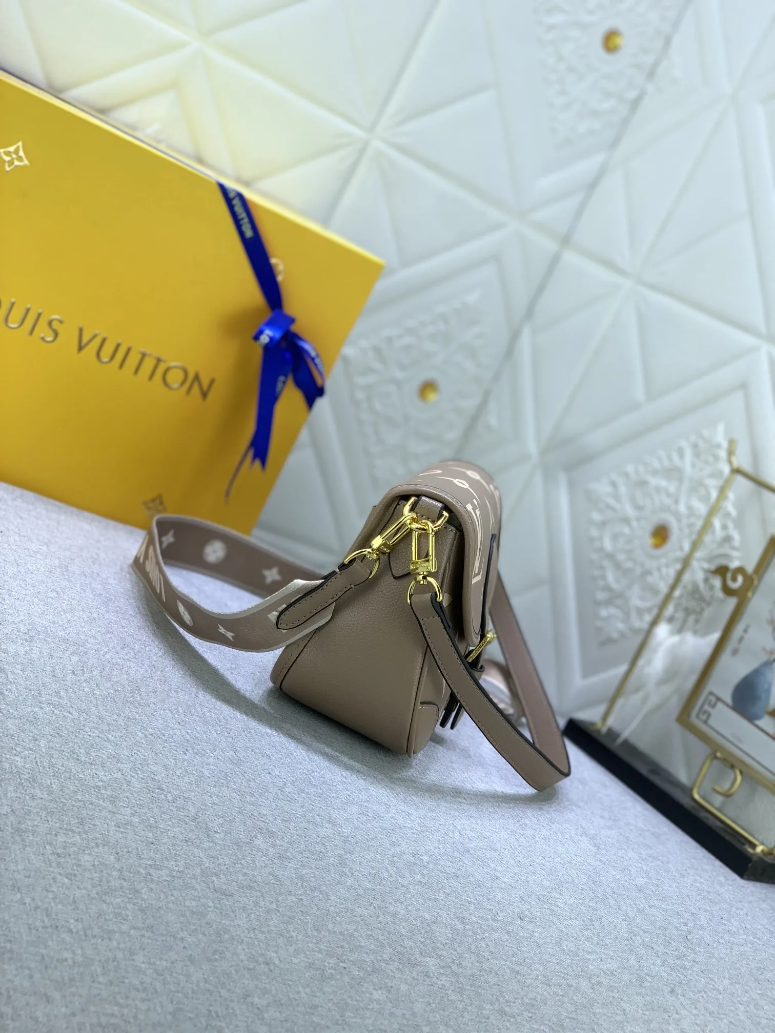Louis Vuitton Diane Bag Monogram Empreinte Tourterelle Leather White Letter - 图片 5