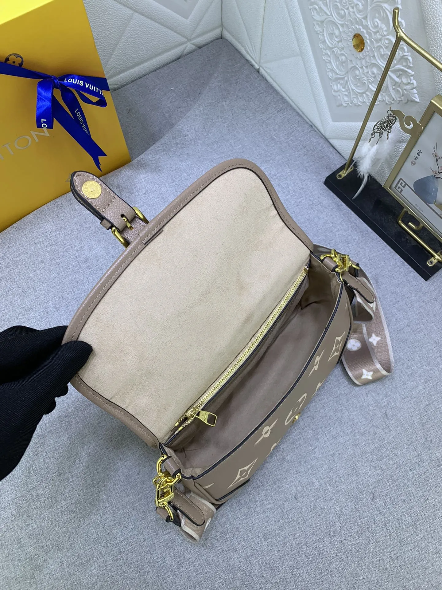 Louis Vuitton Diane Bag Monogram Empreinte Tourterelle Leather White Letter - 图片 9