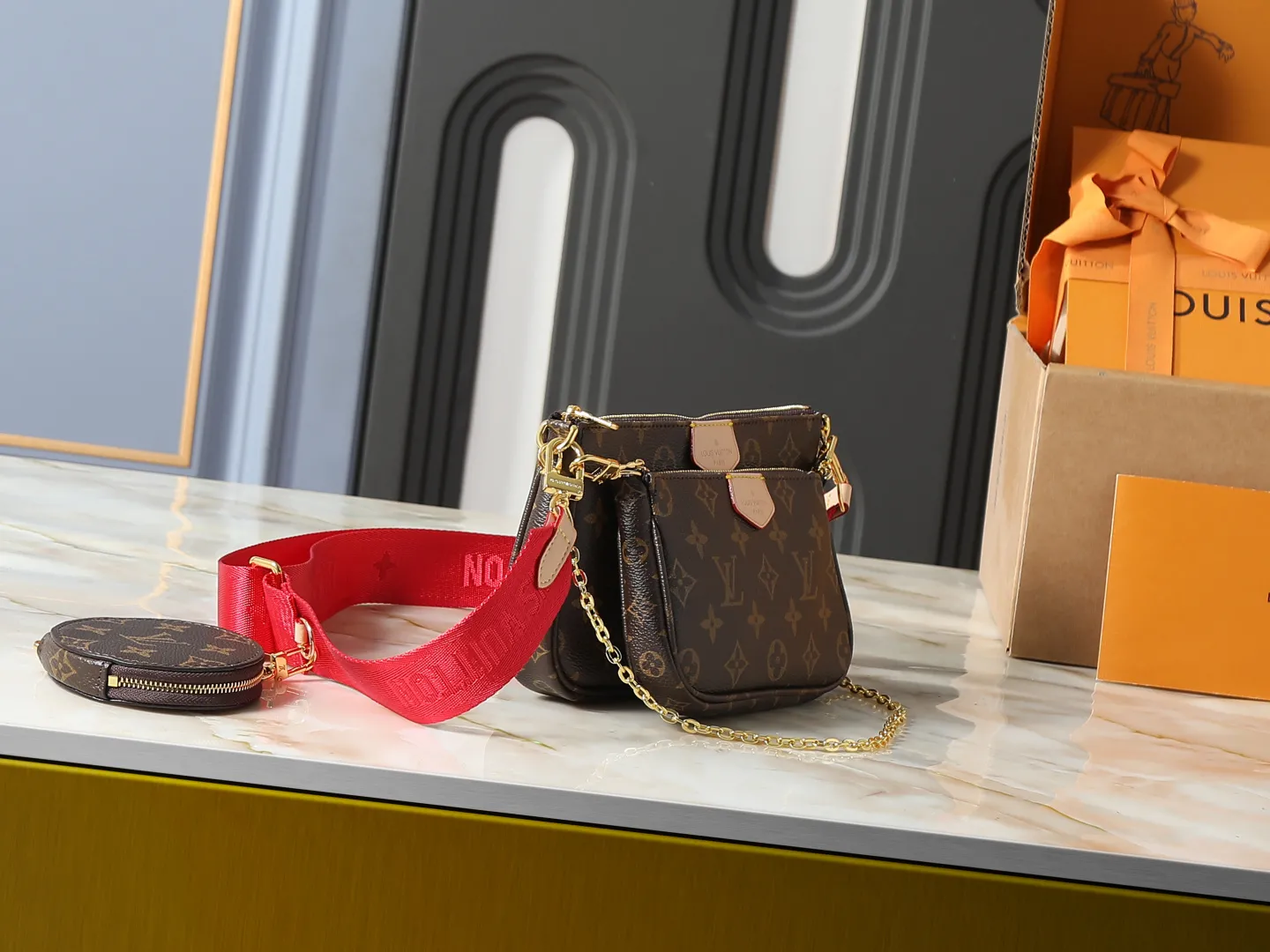 Louis Vuitton Multi Pochette Accessoires Monogram Canvas with Red Strap - 图片 2