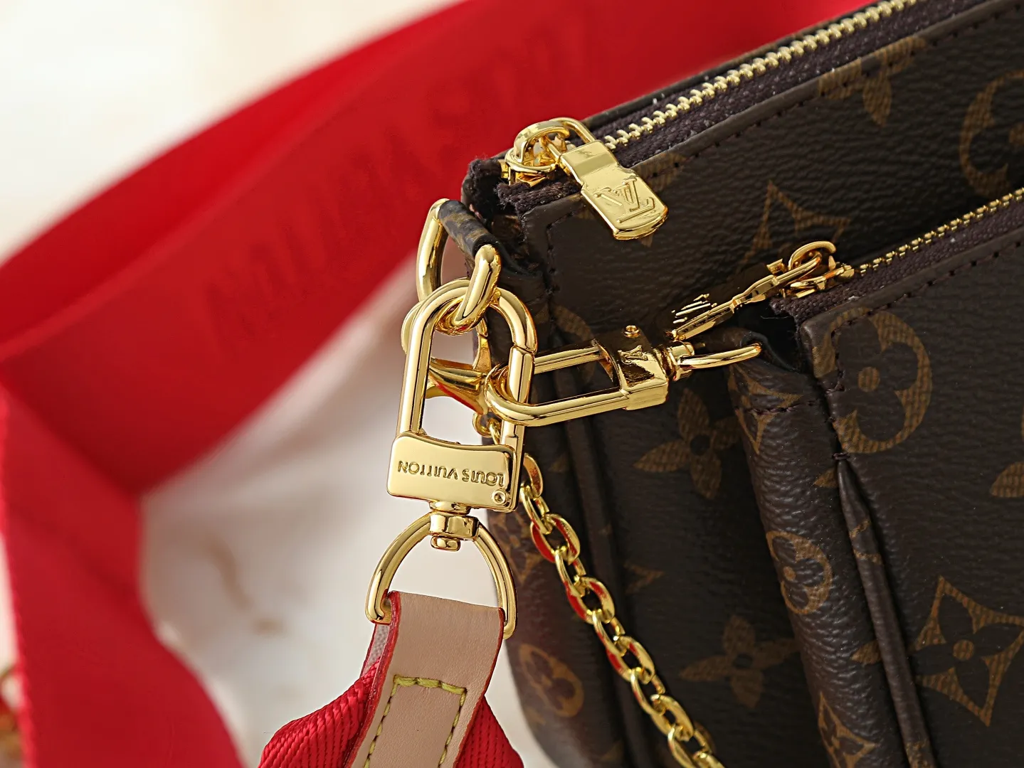 Louis Vuitton Multi Pochette Accessoires Monogram Canvas with Red Strap - 图片 7