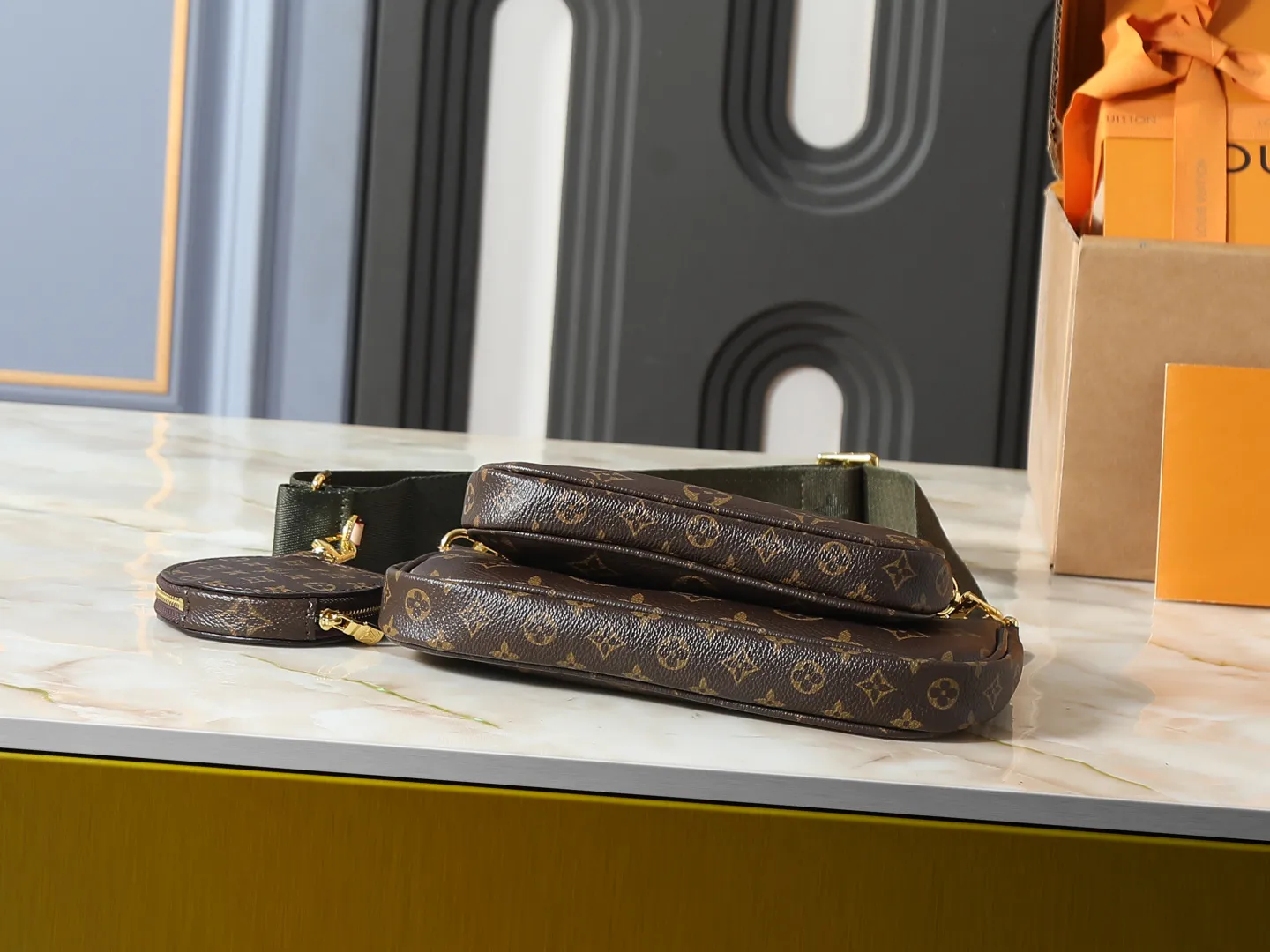 Louis Vuitton Multi Pochette Accessoires Monogram Canvas with Army Green Strap - 图片 4