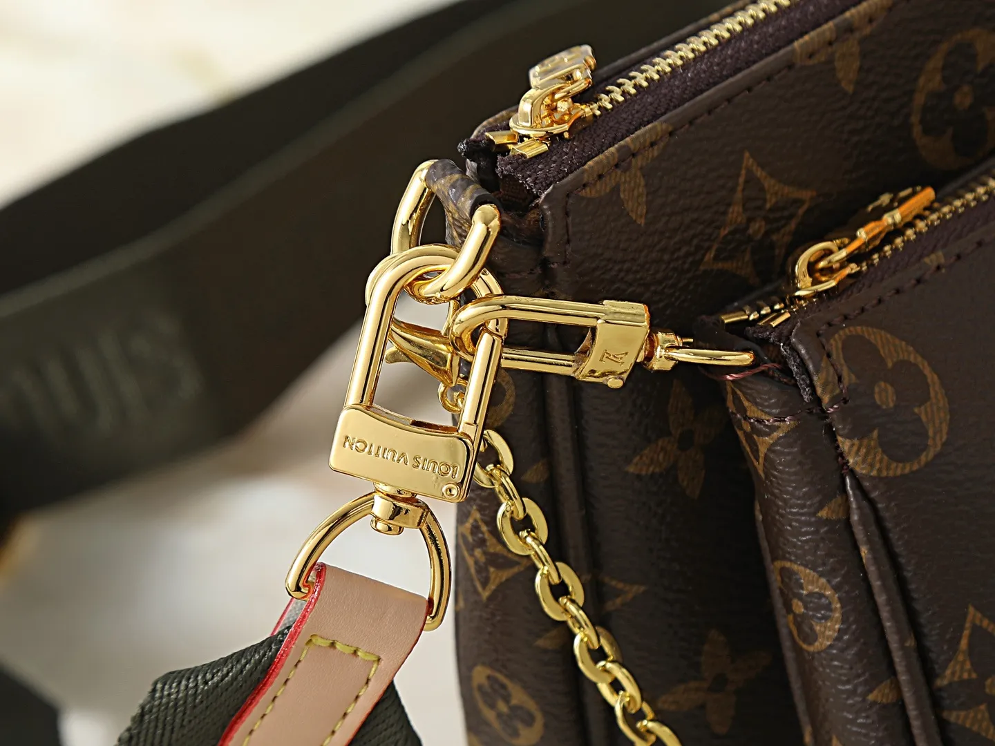 Louis Vuitton Multi Pochette Accessoires Monogram Canvas with Army Green Strap - 图片 7