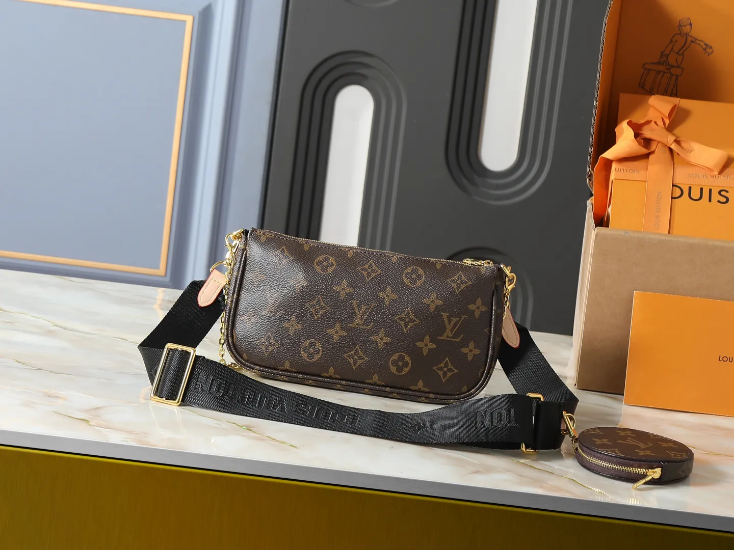 Louis Vuitton Multi Pochette Accessoires Monogram Canvas with Black Strap - 图片 3