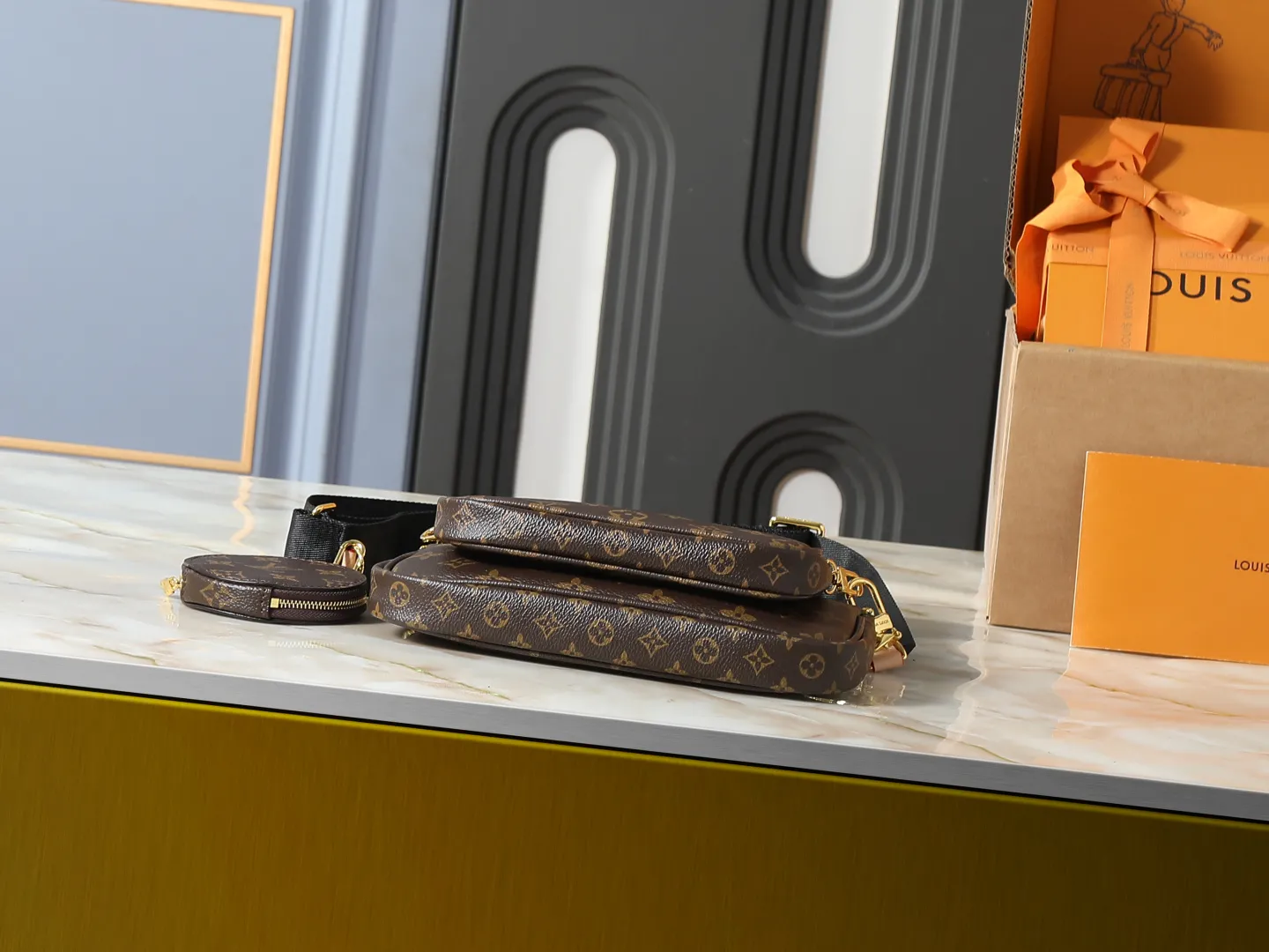 Louis Vuitton Multi Pochette Accessoires Monogram Canvas with Black Strap - 图片 4
