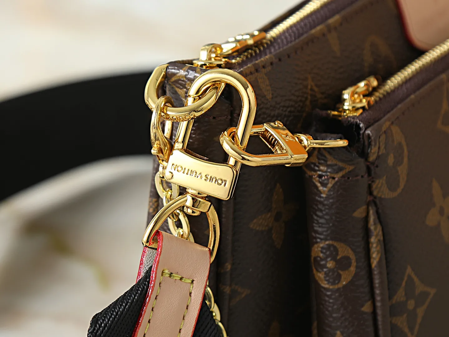 Louis Vuitton Multi Pochette Accessoires Monogram Canvas with Black Strap - 图片 7