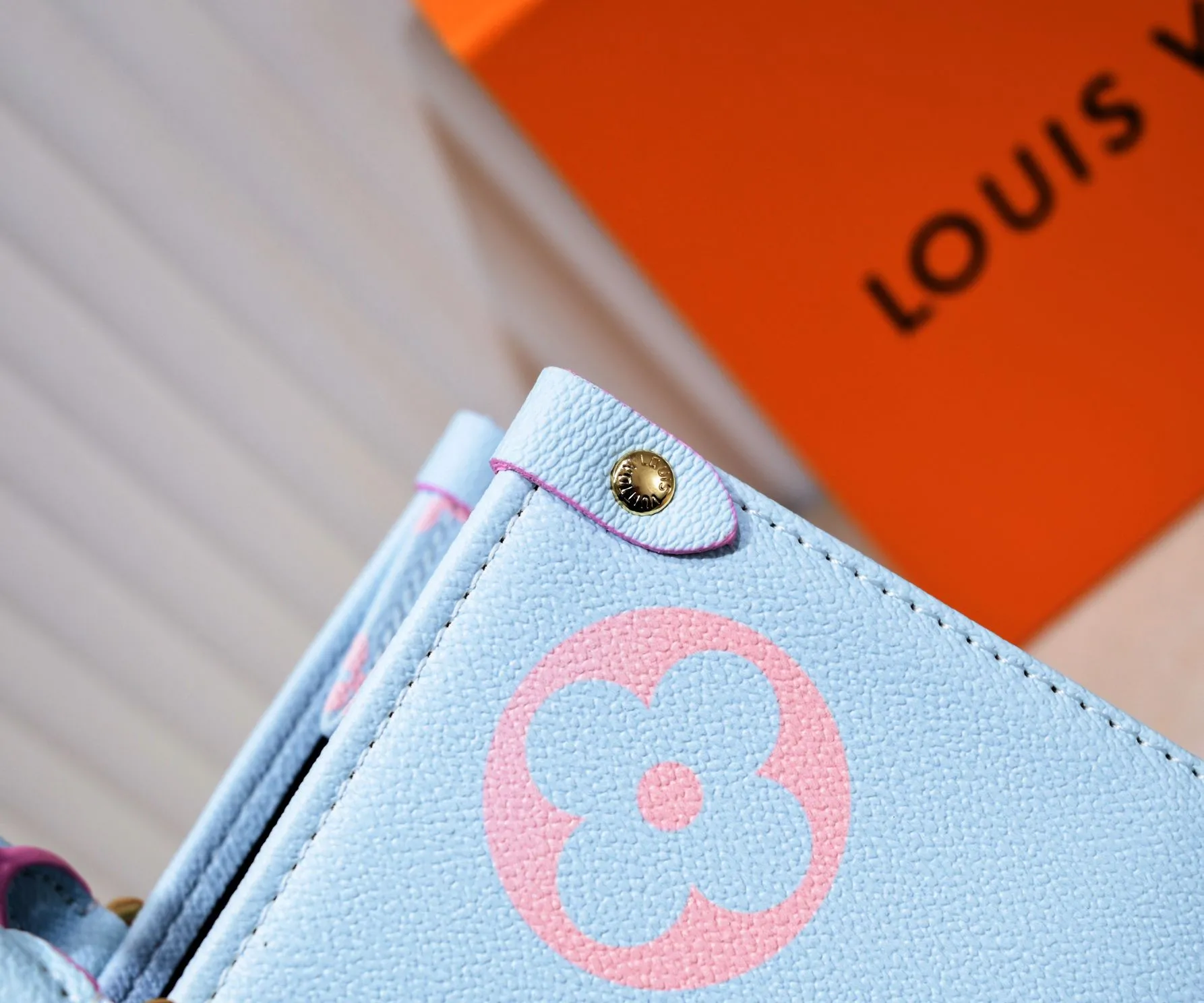 Louis Vuitton OnTheGo MM Tote Bag Pastel Gradient Monogram Canvas - Image 4