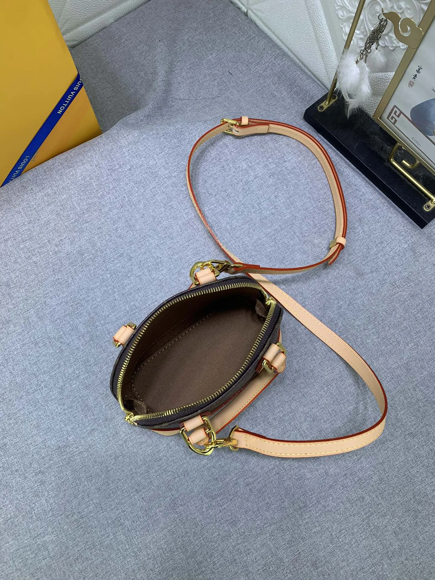 Louis Vuitton Nano Alma Handbag Monogram Canvas - 图片 9