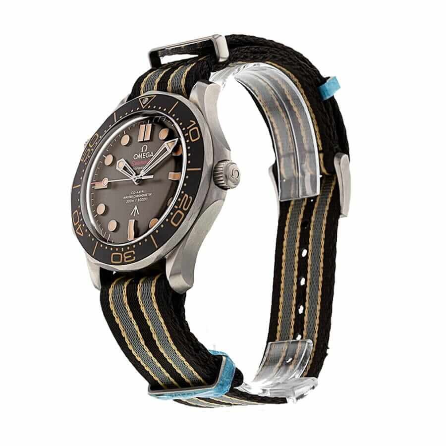 Alternative view of Omega 8806 Replica