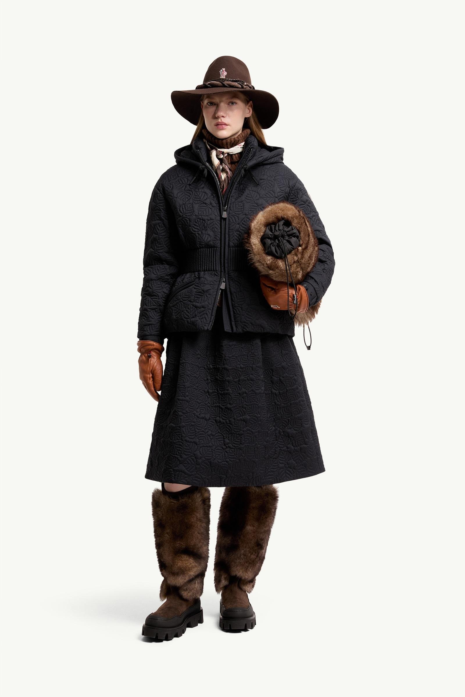 Etaules Leaf Embroidered Short Down Jacket