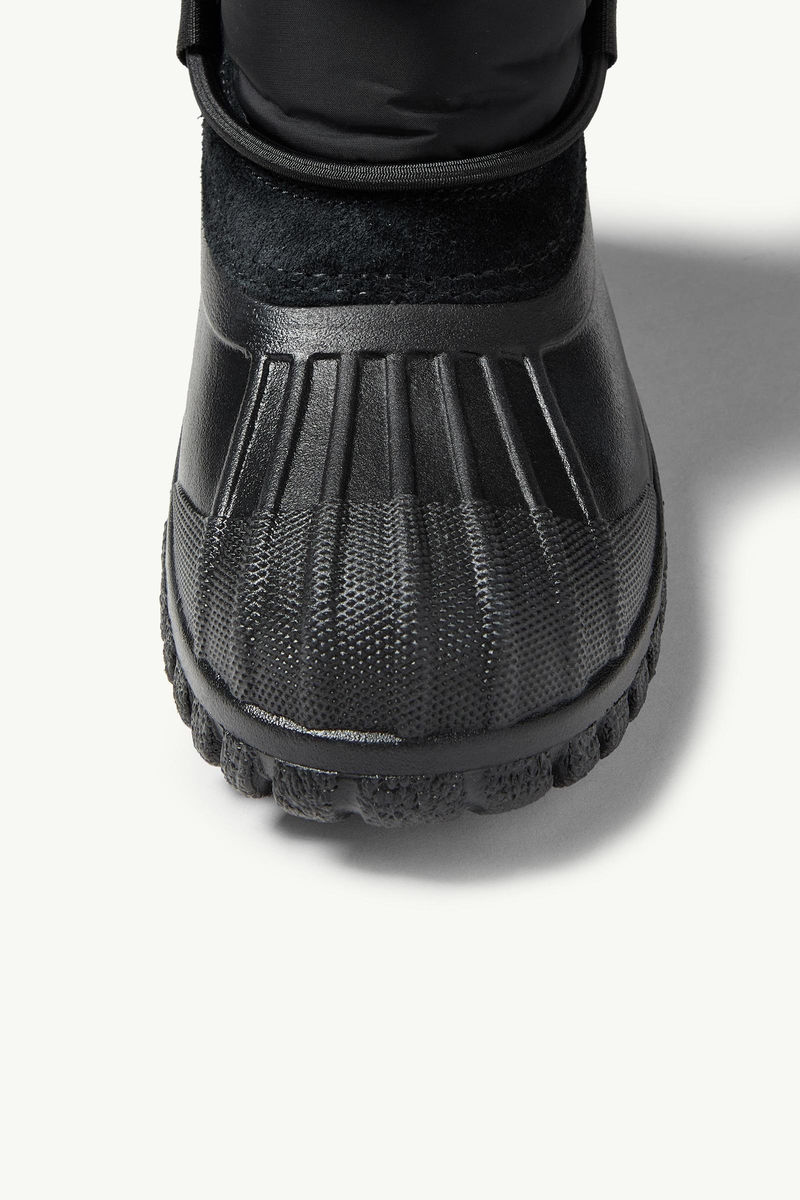 Alternative view of Chris Boots